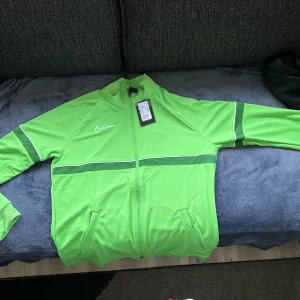 Träningtröja - Helt oanvänd. Prislapp kvar!!