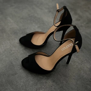 Sandaletter  - Sandaletter med klack- storlek 37 Inte använda  Material: Mockaimitation Nypris 590kr 