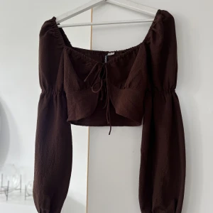 Brun top  - Jättefin mörkbrun top/croptop från H&M som aldrig kommit till användning 🤎strl 36. Kan skickas, köparen står för frakten 🥰