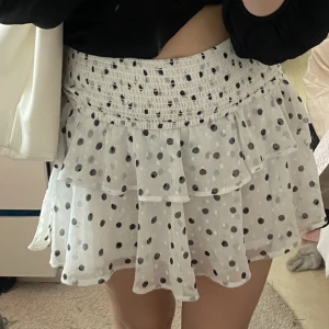 Prickig kjol - Prickig kjol 75kr+frakt