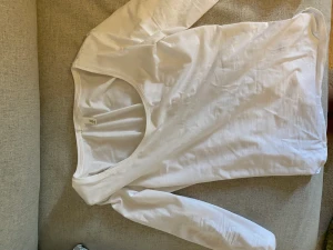 Vit tröja - Basic tröja från H&M, skriv för egna bilder.🌸