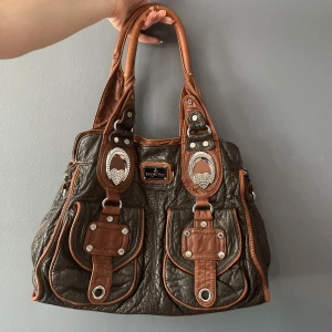 Handväska - Säljer denna Y2K väskan ifrån angel kiss, då den inte kommer till någon användning tyvärr:(. Köptes för 999 men säljer för 360 pga några små slitage, går att fixa genom att limma eller sy på läder tyg bitar. Använd inte käp direkt funktionen❤️🙌🏼