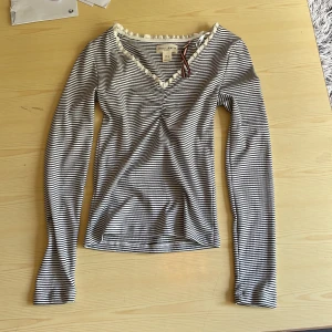 Söt tröja -  köpt på Lindex men knappt använt! 