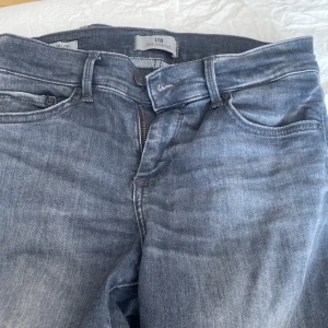 Gråa utsvängda Ltb jeans  - Jeansen kommer ej till användning längre tyvärr 