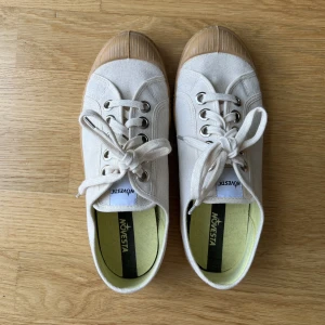 Novesta Starmaster Classic - Sneakers från Novesta, modell Starmaster Classic 99 / 003 Transparent. Storlek 38. Använda en gång så nyskick!