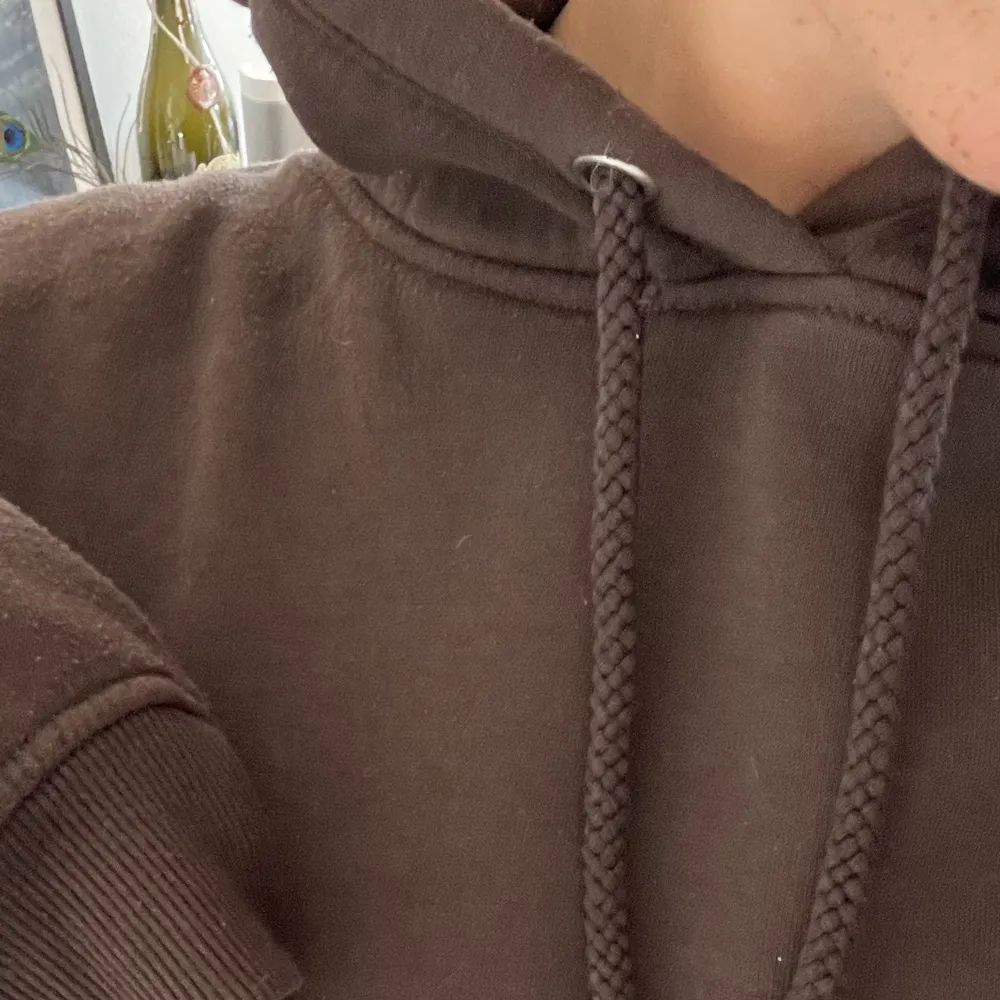 Superfin brun hoodie från bikbok. Hoodies.