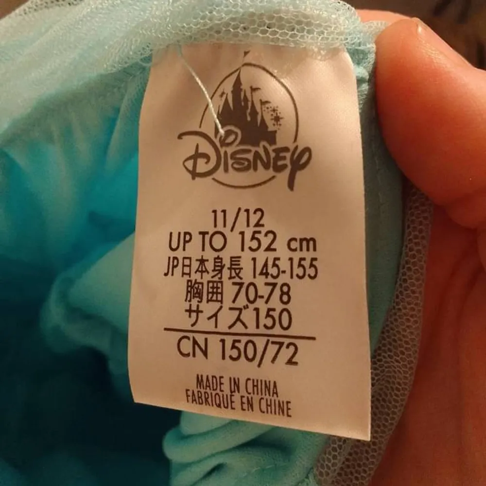 Använd 2 gånger. Inköpt på DisneyStore i Stockholm. Passar upp till storlek 152. För barn. . Klänningar.