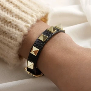 Valentino liknande armband  - Fint armband som liknar valentino, aldrig använt 