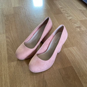 Ljusrosa klackskor - Ljusrosa klackskor, storlek 35.  Nyskick med prislapp kvar. Aldrig använda.   Nypris 399 Mitt pris 100