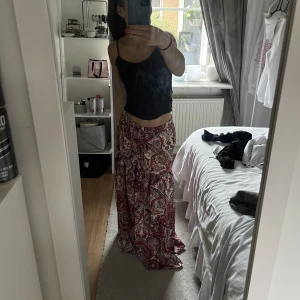 Långkjol - Intressekoll på denna otroligt fina långkjol i storlek XS!! ⭐️Hör av dig om du har frågor eller vill ha fler bilder🤍🤗