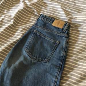 Ett par highwaisted jeans från Weekday i modellen ”Rowe”! Inga slit🥰🫶🏼