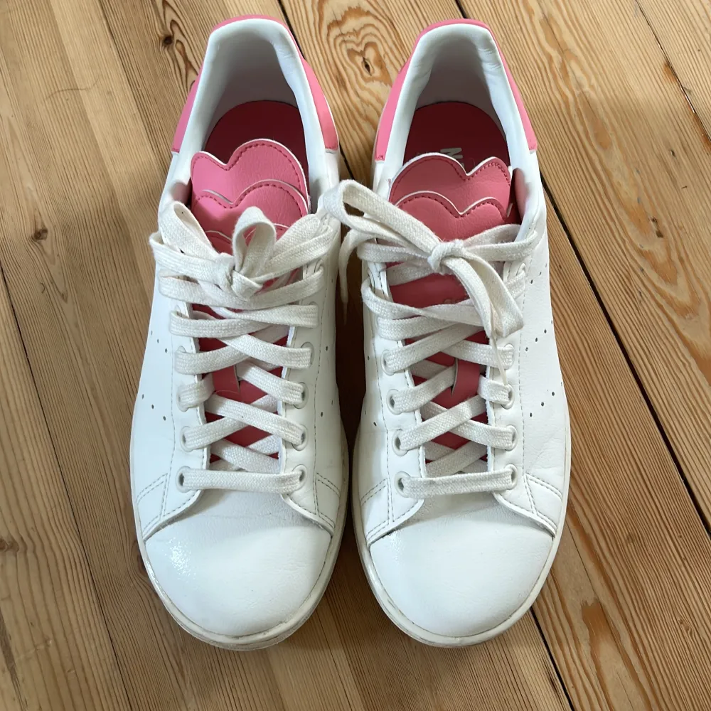 Säljer dessa super snygga rosa stan smith skor då de tyvärr är för små för mig. Skorna är i bra skick och har andvänts 2-3 ggr. Skriv om du vill ha fler bilder eller om du har frågor☺️. Skor.