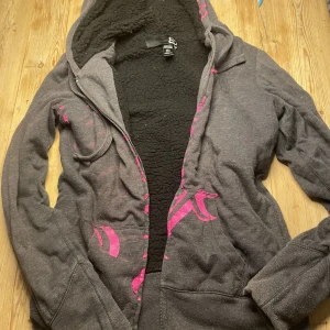 Tjocktröja - Fox tjocktröja! Den var min syrras men tror hon köpte den för runt 250, trycket har gått bort på nått sätt🤷‍♀️