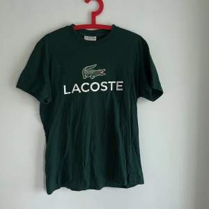 Lacoste T-shirt sparsamt använd. Storlek:M