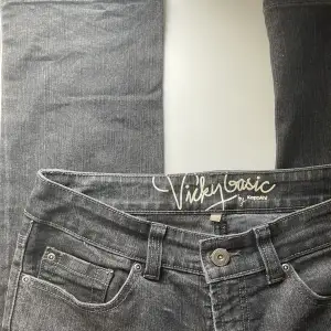 svarta jeans från Kappahl fast en äldre modell! Strl 38🤍