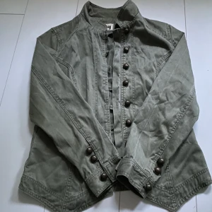 Populär jacka - Säljer nu denna ass populära jackan ifrån joy, super skön och fin! Perfekt till sommarkvällarna och snart hösten 🤍inga täcken på användning helt som ny! Säljer för 250kr+ frakt (priset kan diskuteras) 🤍stolek 40 men passar s/m