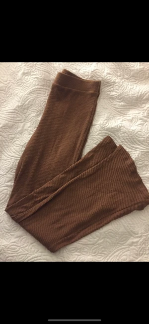 Nelly bruna byxor  - Byxor från Nelly helt oanvända pågrund av fel storlek vid köp. Fler bild er/frågor så meddela mig. 