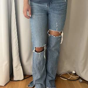 Jeans från pull and bear i storlek 34.