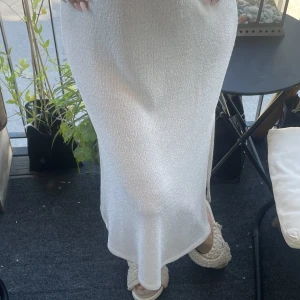 vit långklänning  - as snygg vit långklänning från H&M. storlek M men passar mindre, skriv privat för fler bilder🤘
