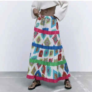 Zara Mönstrad maxikjol i strl S - Aldrig använd, köpt för semester som ej blev av! Nypris 299kr