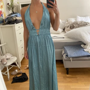 Klänning - Klänning från zara, använd en gång. Storlek L men passar mig som vanligtvis har storlek S