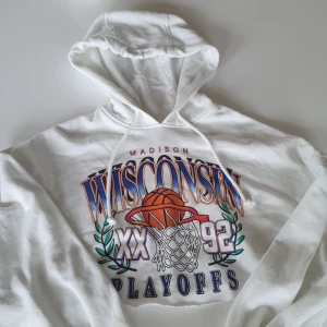 Croppad hoodie - En fin croppad hoodie i xs. Nästan oanvänd. 