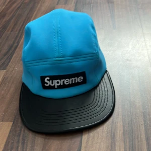 Supreme keps - Bra kvalite annvänd en gång säljer pga att jag fick en annan keps i present.