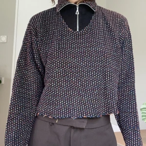 Långärmad tröja - Svart bas med färgglada broderade prickar