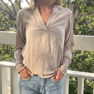 Fin blus - En fin beige blus med fina detaljer från Levete room. Helt oanvänd med prislappen kvar!