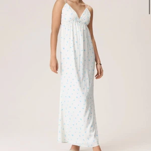 ADOORE helt ny! - Helt ny adoore klänning med etikett. Säljer pga att den är för liten och jag kan inte längre skicka tillbaka den :(