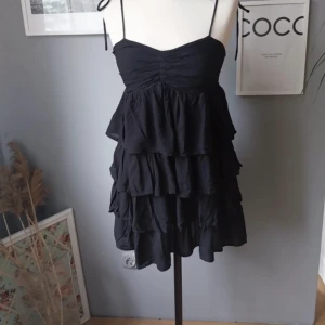 Svart volang klänning - Intressekoll på denna as snygga svarta hm klänningen!  Strl M, passar även S. Så fint skick, knappt använd! Säljer direkt för 350!