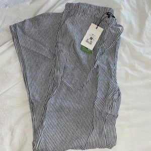 Linnebyxor  - Randiga linnebyxor som nu är slutsålda hos Bikbok! Aldrig använda, prislapp kvar🤩skriv för fler bilder