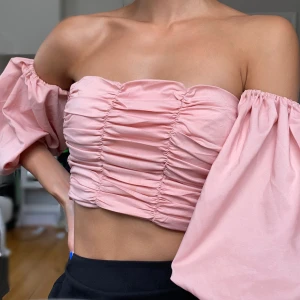 Topp - Säljer denna vackra topp med otrolig kvalitet från boohoo🎀 Den är helt oanvänd och köptes för 250kr💕 Storlek EU 34, sitter som S/ EU 36😋