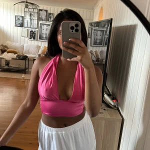 Topp gina - Topp med öppen rygg från Gina. Storlek xs, men passar även större storlekar då den är justerbar. Köparen står för frakt