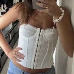 Vit korsetttopp  - Skitsnygg korsett som passar alldeles utmärkt till fest. Använd två gånger. (Lånad bild) Storlek S🙌🏻💕