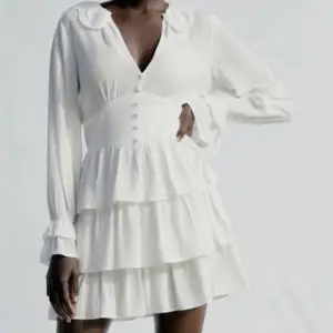 Säljer nu min vita klänning ifrån zara. Den är väldigt snygg och passar till allt. Köparen står för frakten, ingår INTE i priset. 💗💗