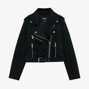 Svart läderjacka - Helt oanvänd svart läder jacka. Orginalpris är 400 men säls för 250+frakt