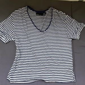 T-shirt  - T-shirt i storlek medium 🦋 hör av er vid minsta intresse eller funderingar 💓