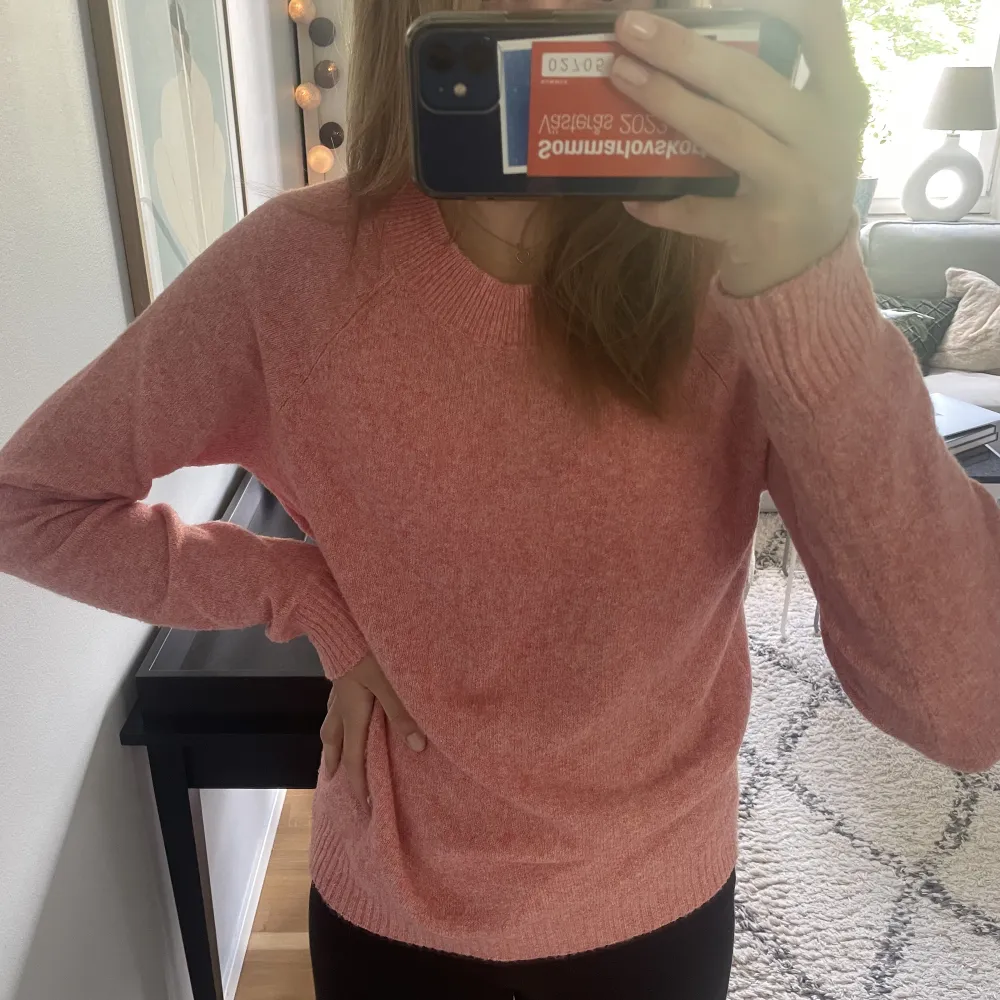 Stickad tröja i rosa från Vero Moda. Superskönt material och endast använd fåtal gånger. Stl S💓. Tröjor & Koftor.