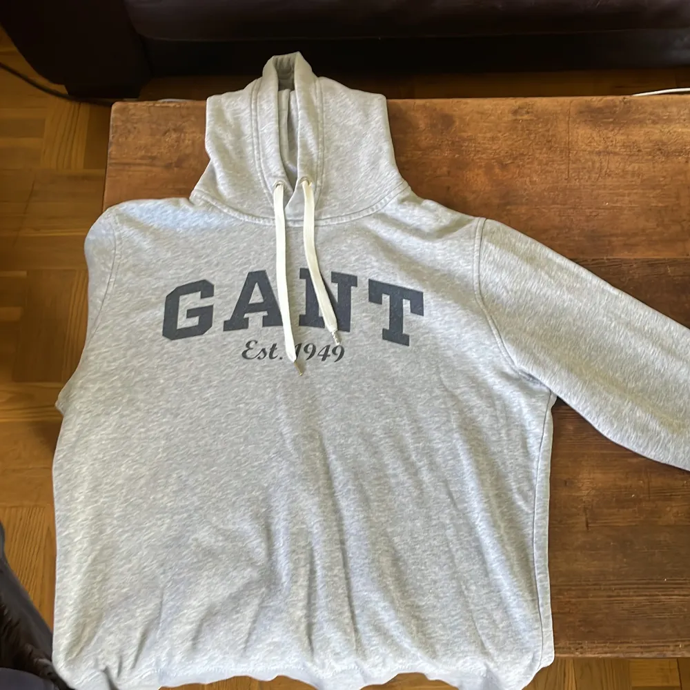 En grå Gant hoodie i ok skick. Säljer för att den blivit för liten. . Hoodies.