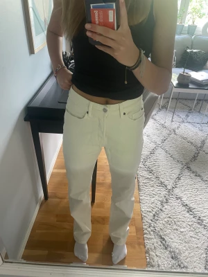 Vita jeans i stl 36 - Säljer dessa vita jeans från HM. Högmidjade i stl 36. Endast använd en gång. Jag är 167💓 Pris: 50kr