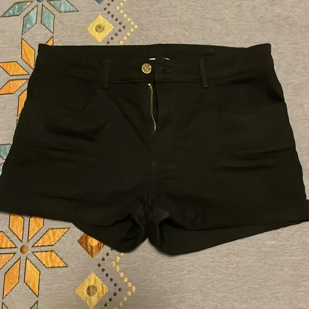 Jätte snygga shorts till sommarn & är elastiska runt midjan. Säljer denna för att den blev för liten. Shorts.