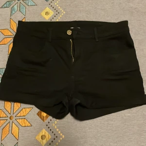 Svarta shorts  - Jätte snygga shorts till sommarn & är elastiska runt midjan. Säljer denna för att den blev för liten