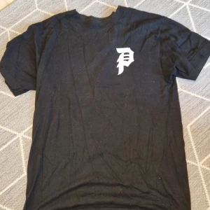 Primitive T-shirt - En primitive T-shirt i storlek M. Bra skick. Lite skrynklig nu för den har legat ihopvikt