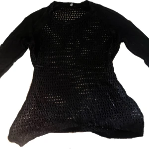 Svart tröja - ihålig tröja som är perfekt för höst/sensommar