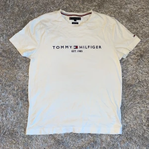T-shirt - Jättefin t-shirt från Tommy Hilfiger, använd fåtal gånger och är alltså i jätte bra skick! 