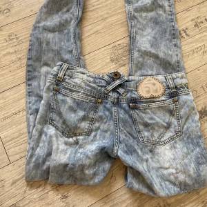 Blå lågmidjade jeans - Blå lågmidjade jeans från Frankie Morello. Storlek S.