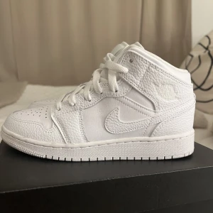 Air Jordan 1 Mid white  - Säljer mina vita jordans som är oanvända pga att de är för små för mig. Dessa är i storlek 37,5