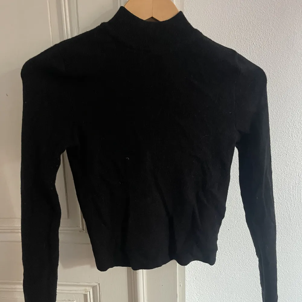 En super fin svart tröja, med öppen rygg, använd några gånger, är lite kortare i storleken vid magen . Toppar.
