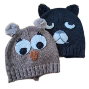 Stickad mössa  - Stickade mössor. 30kr för 2. Använt fåtal gånger. 😊 Pris är diskuterbart vid snabb affär. Vid funderingar skicka gärna pm. 💖 